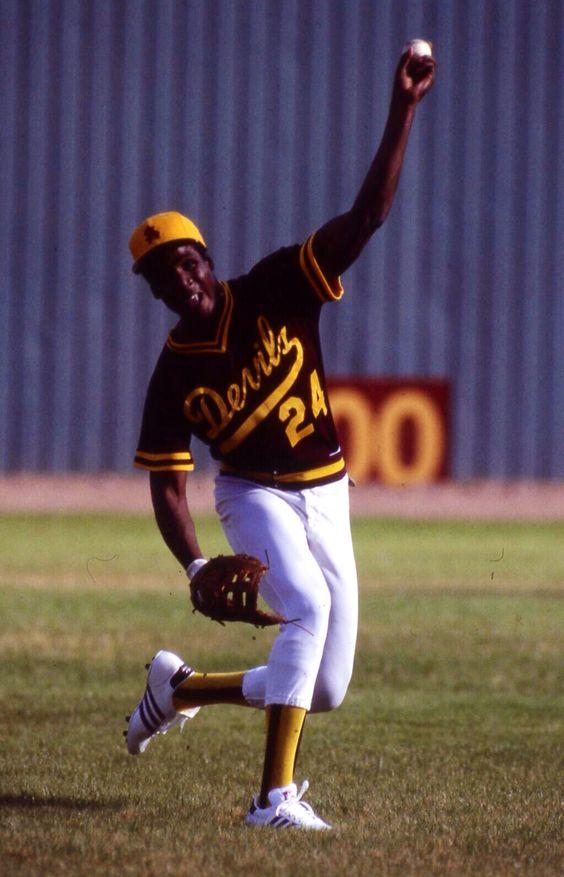 Barry Bonds em ação pela Arizona State no beisebol universitário.