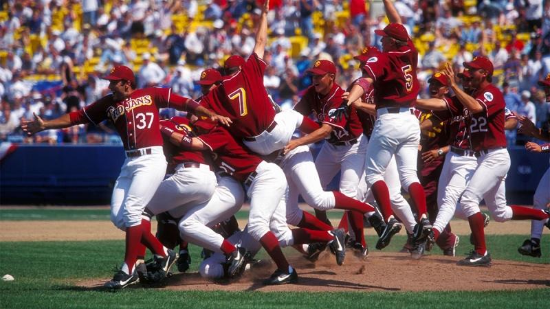 Équipe de baseball de l'USC célébrant une victoire.