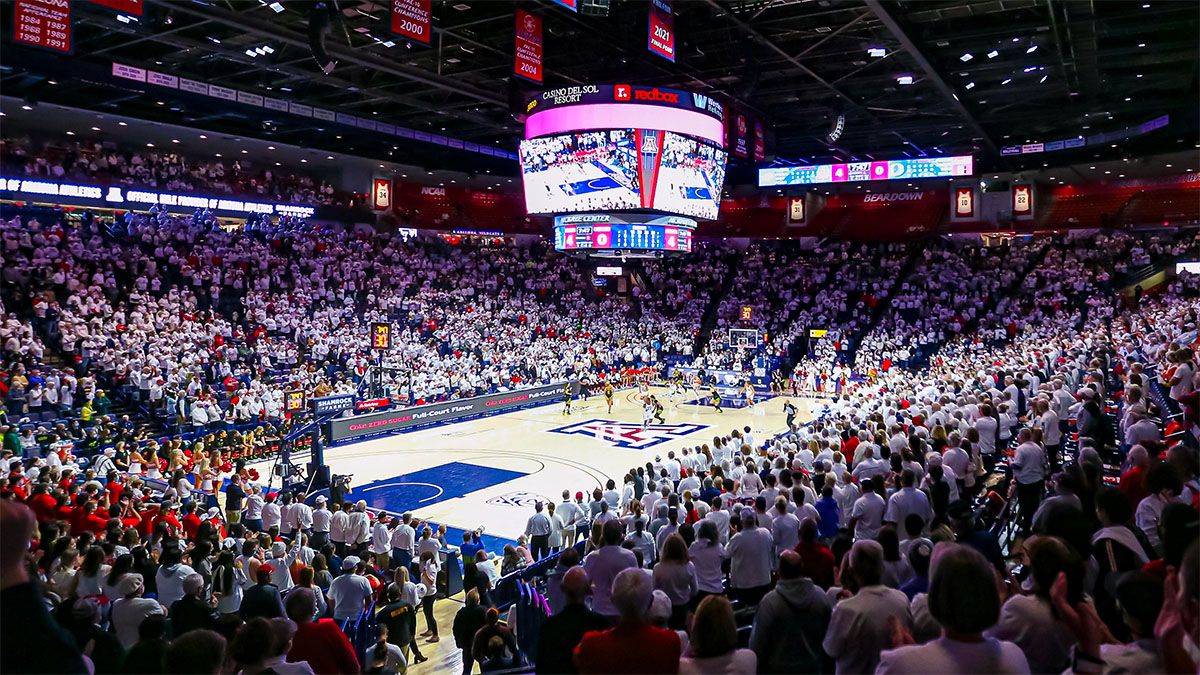 Estádio vibrante da Universidade do Arizona durante uma partida de basquete universitário