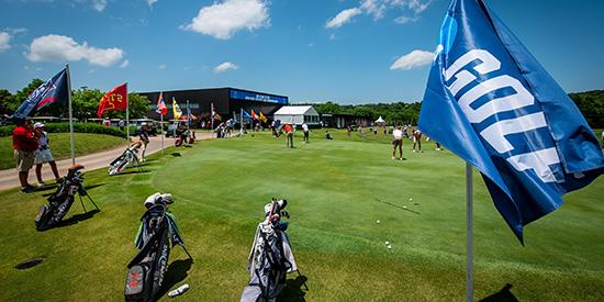 Campo da golf durante il campionato NCAA, con giocatori e spettatori lungo il percorso