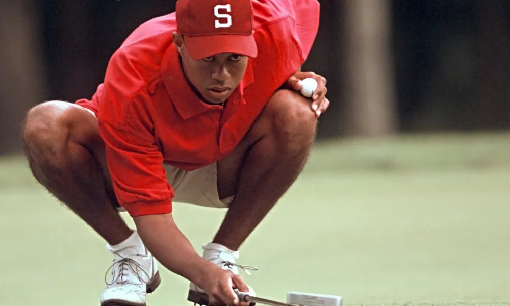 Tiger Woods che rappresenta Stanford nel golf universitario, mostrato nella concentrazione durante la partita.