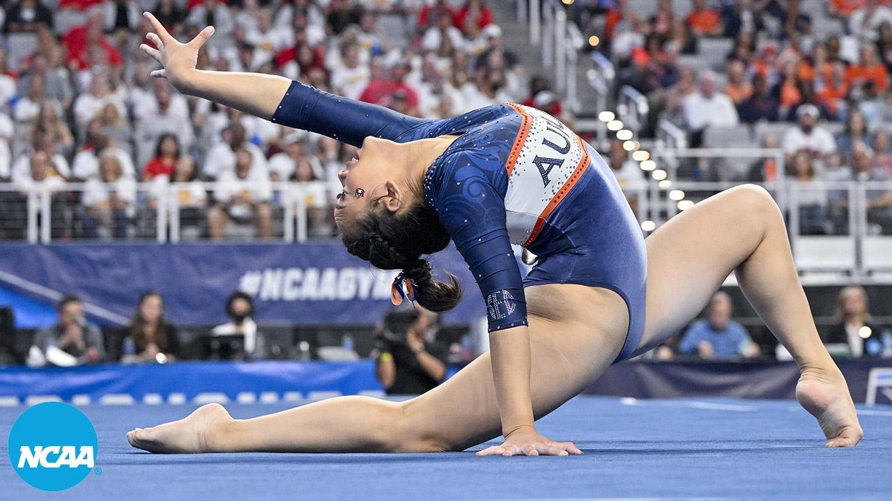 Ginnasta di Auburn che esegue una routine di tappeto durante una competizione universitaria.