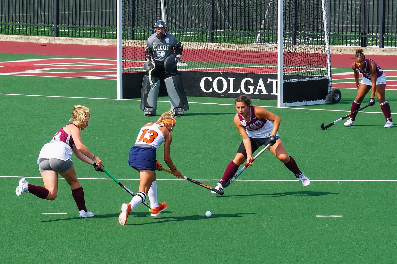 Jugador en acción durante un partido de hockey sobre césped universitario en Colgate.