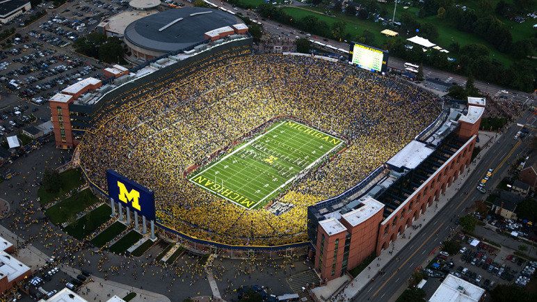 Estádio Michigan: o terceiro maior estádio do mundo e lar dos Michigan Wolverines. Pode abrigar 107.601 fãs.