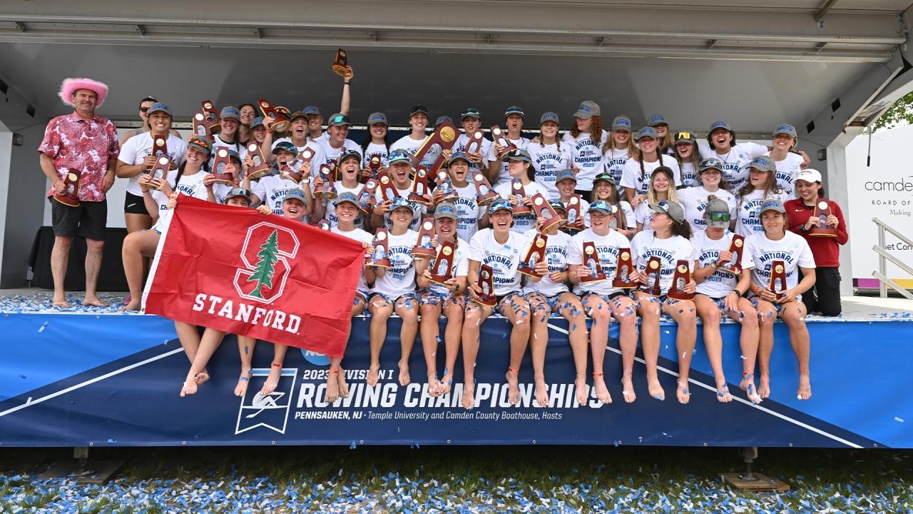 La squadra di canottaggio di Stanford festeggia la vittoria del campionato nazionale.