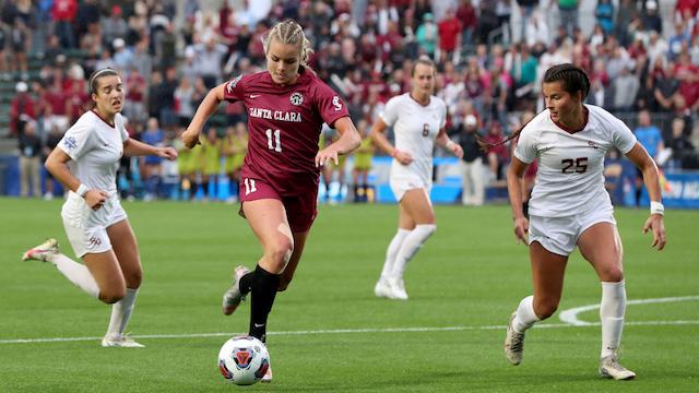 Santa Clara fotbollsspelare i aktion under NCAA-turneringen.