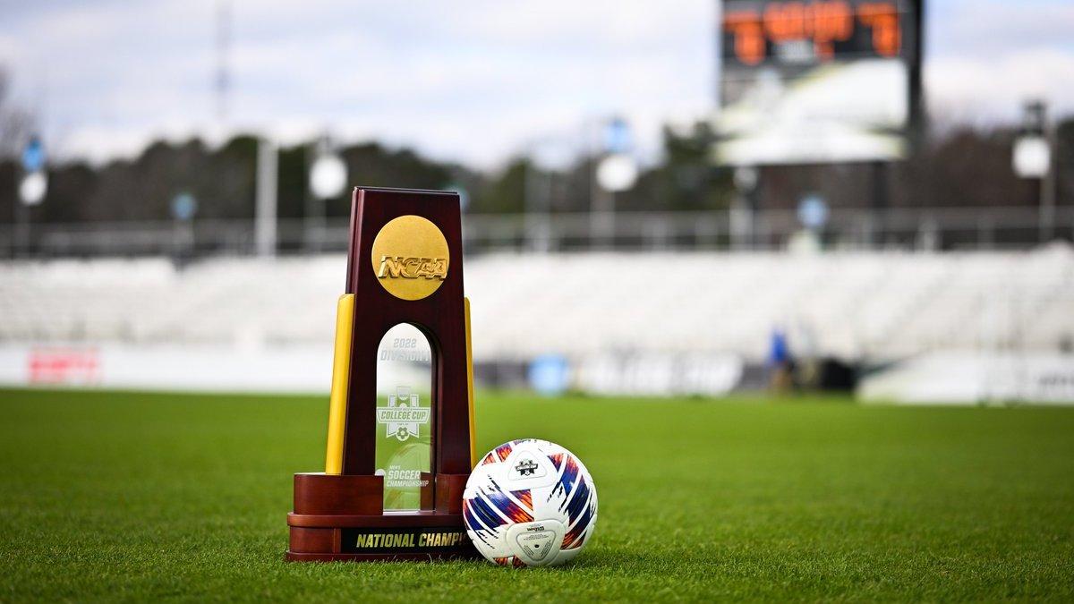 O prestigiado troféu de futebol da NCAA.