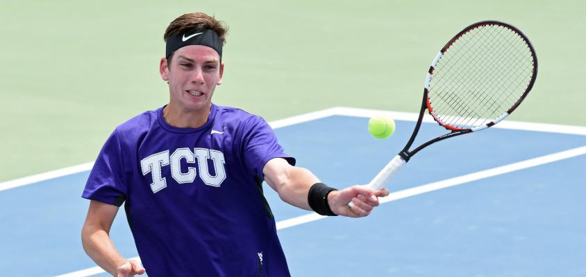 Cameron Norrie en acción para TCU en el tenis universitario.