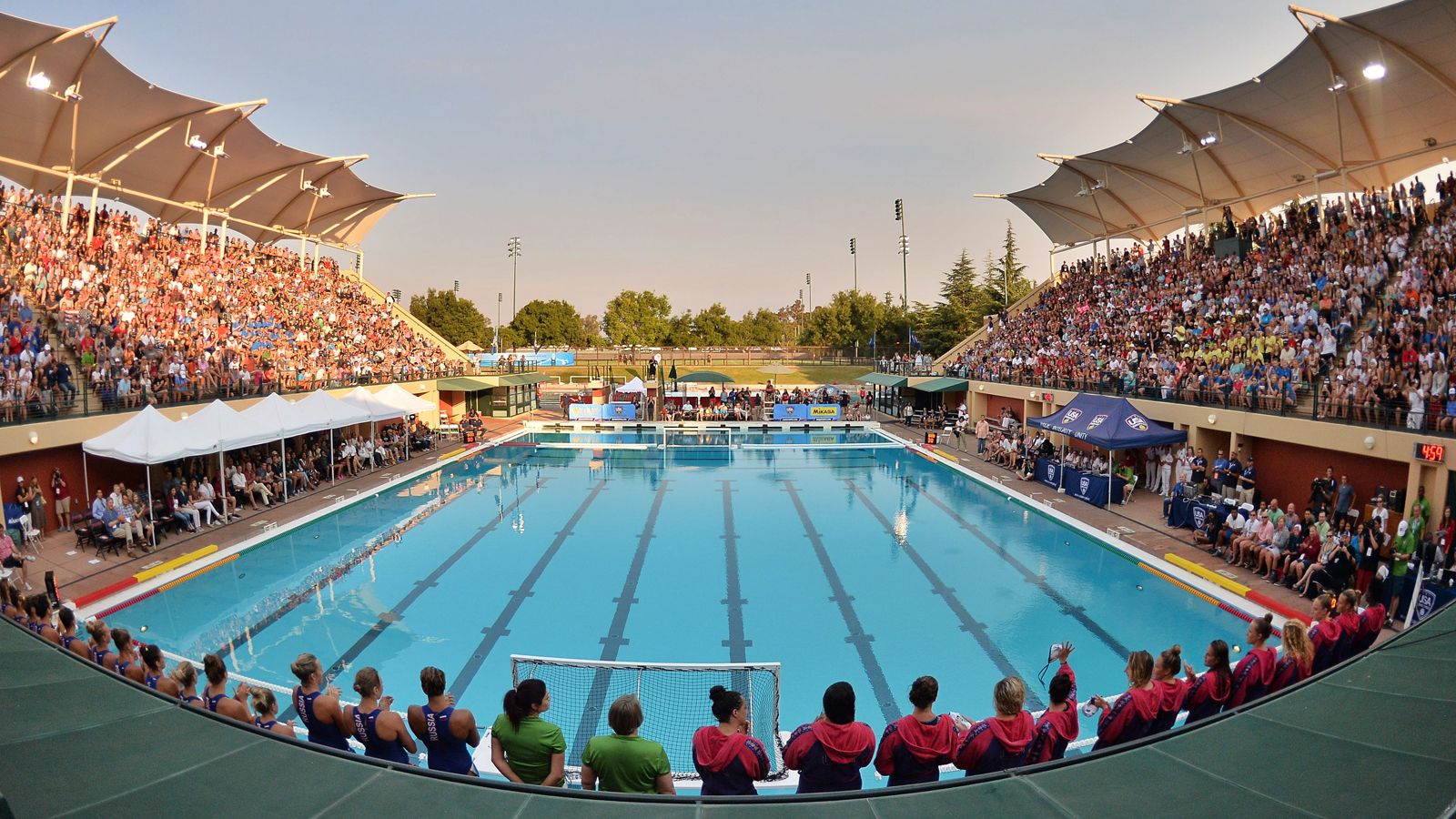 Stadion fylt av tilskuere som venter på en college-vannpolokamp.