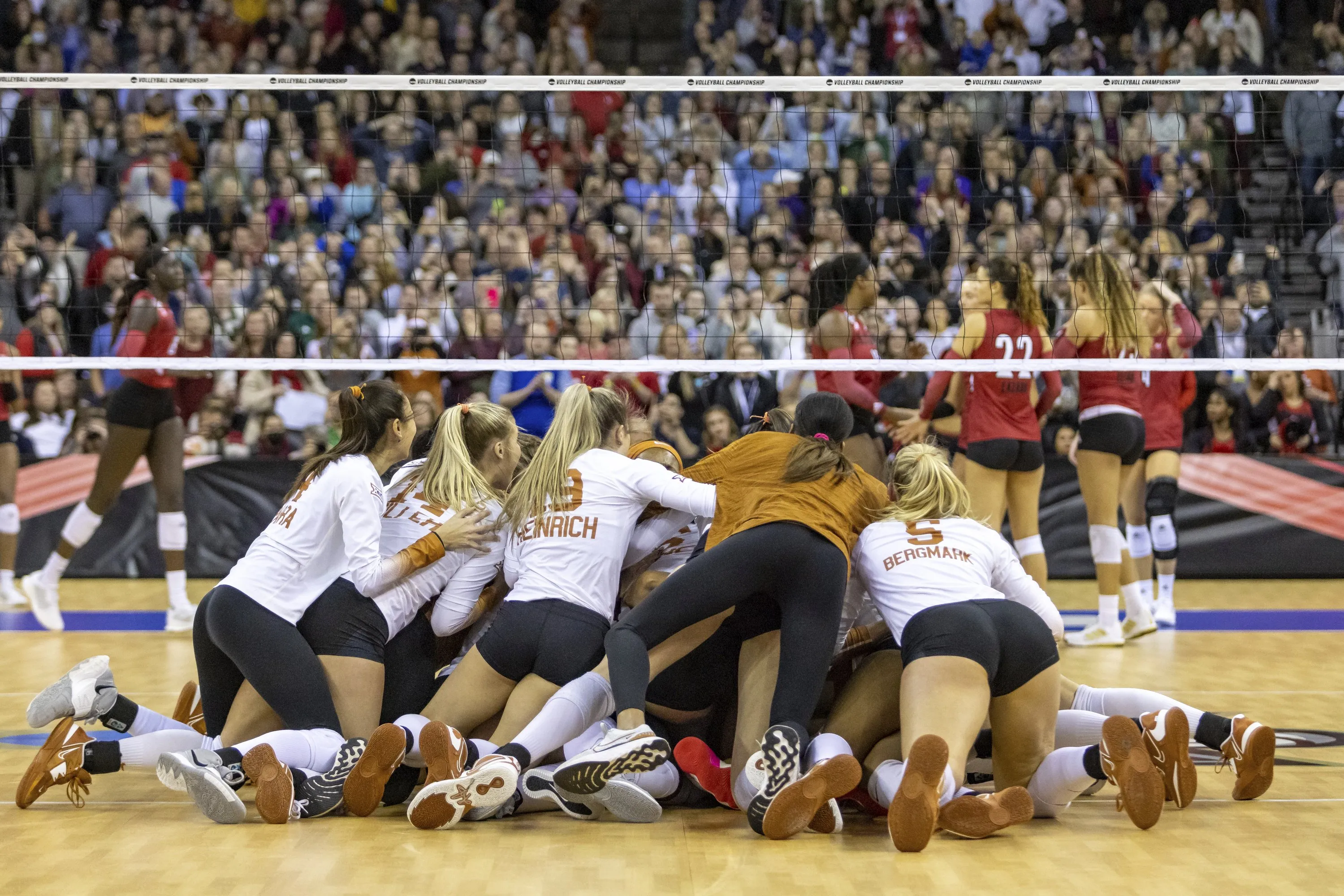 Volleybollslag som firar en seger tillsammans.